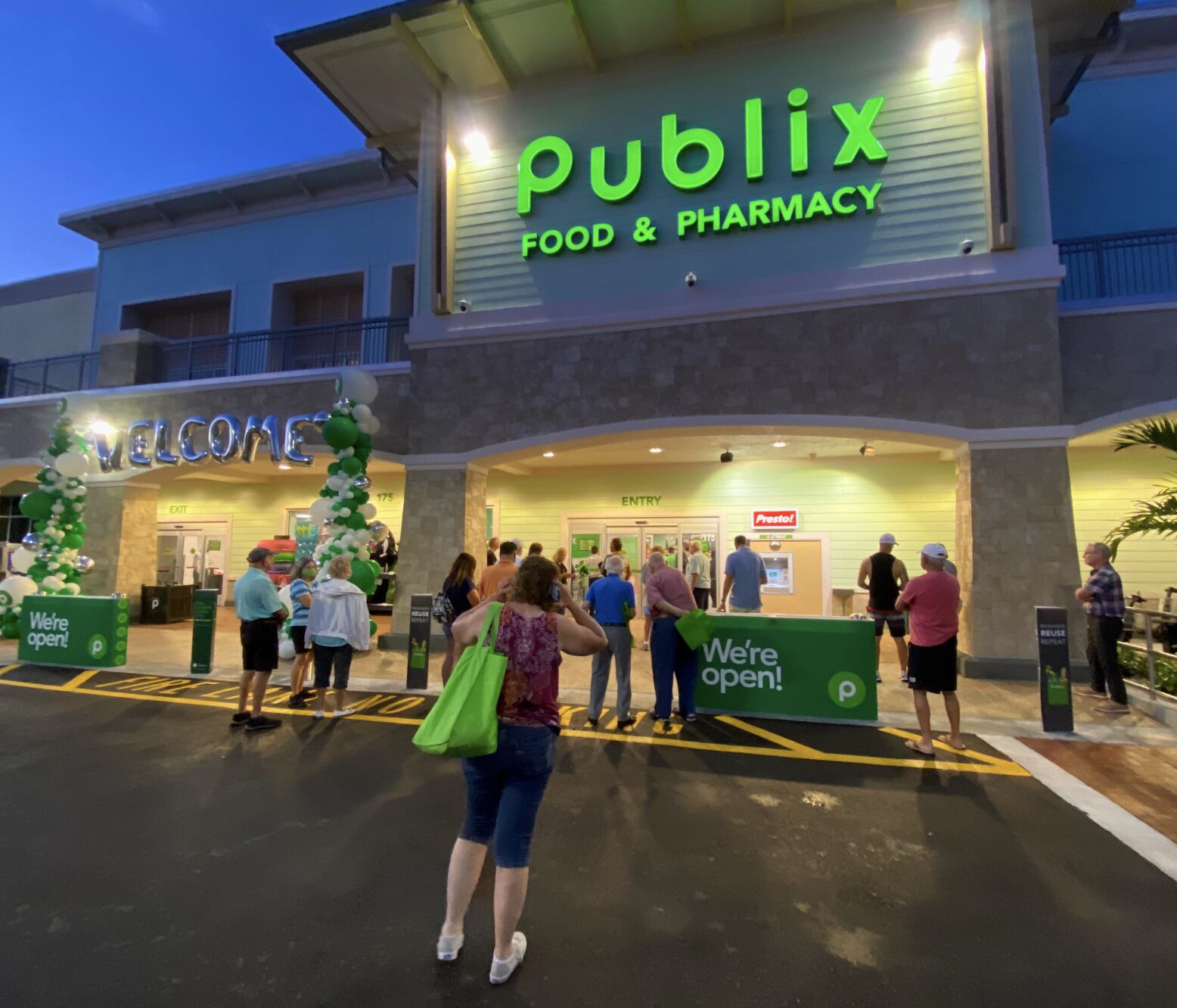 Island's New Publix 2. Shoppers started lining up at 630 A.M..jpeg